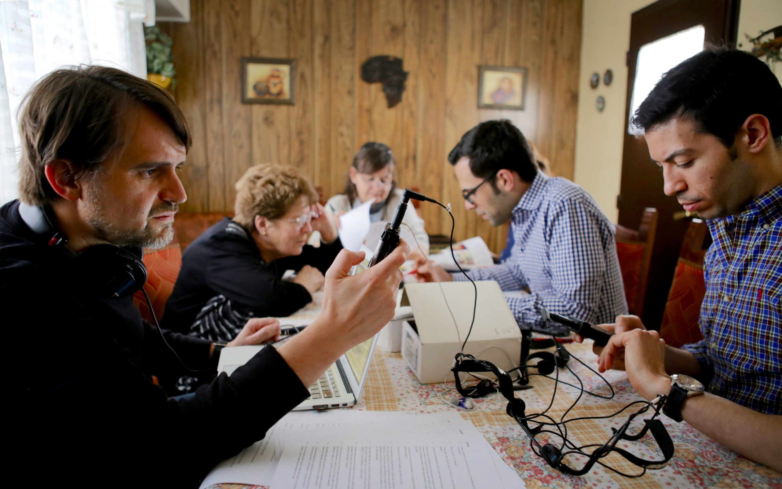 The Argentine Afrikaans Collaboratory team works with community members around a table.